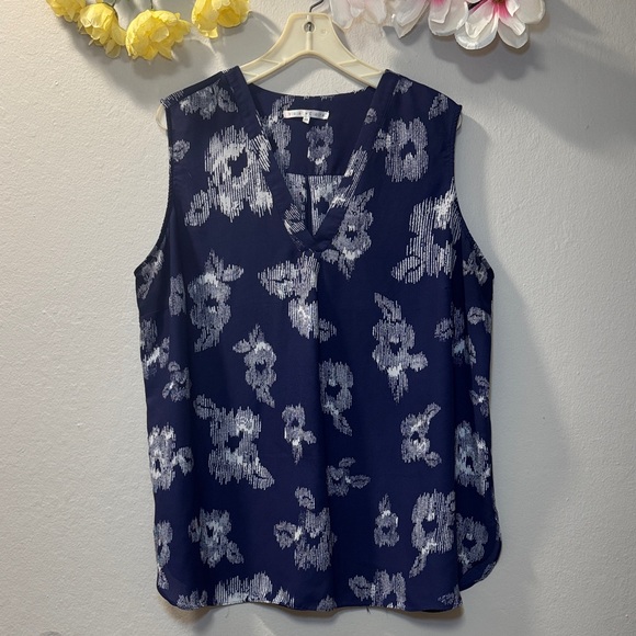 Violet & Claire Tops - Violet & Claire Navy Floral Sleeveless V-Neck Camisole